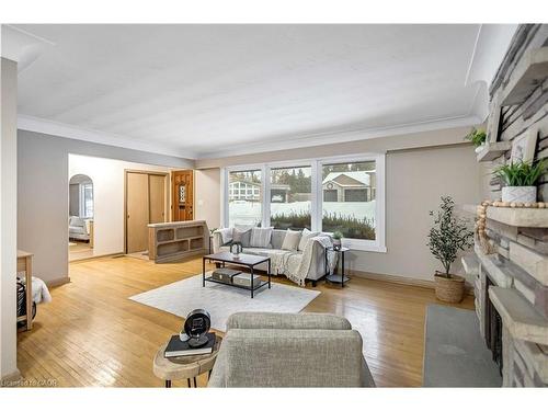 626 Iroquois Avenue, Ancaster, ON - Indoor Photo Showing Living Room