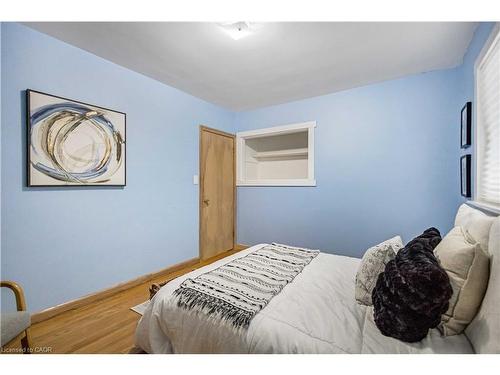 626 Iroquois Avenue, Ancaster, ON - Indoor Photo Showing Bedroom