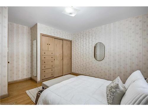 626 Iroquois Avenue, Ancaster, ON - Indoor Photo Showing Bedroom
