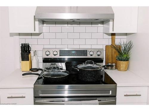 B-261 Belmont Avenue W, Kitchener, ON - Indoor Photo Showing Kitchen