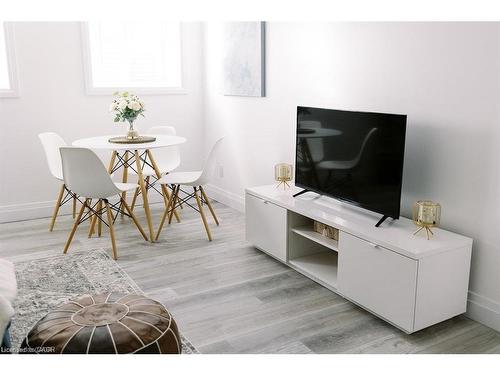 B-261 Belmont Avenue W, Kitchener, ON - Indoor Photo Showing Dining Room