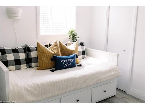 B-261 Belmont Avenue W, Kitchener, ON - Indoor Photo Showing Bedroom