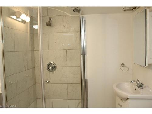 2-696 Ninth Avenue, Hamilton, ON - Indoor Photo Showing Bathroom