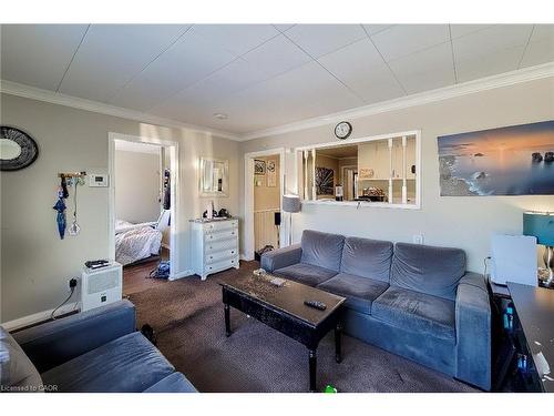 558 Barnaby Street, Hamilton, ON - Indoor Photo Showing Living Room