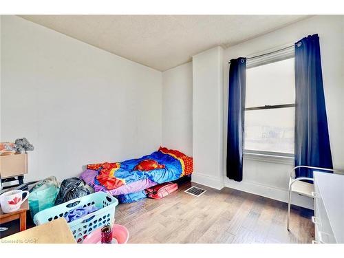 895 Barton Street E, Hamilton, ON - Indoor Photo Showing Bedroom