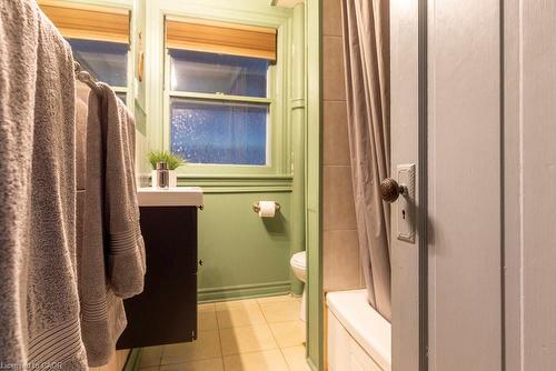 90 Blake Street, Hamilton, ON - Indoor Photo Showing Bathroom