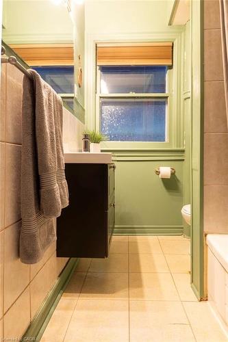 90 Blake Street, Hamilton, ON - Indoor Photo Showing Bathroom