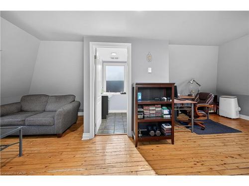 90 Blake Street, Hamilton, ON - Indoor Photo Showing Living Room