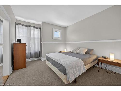 90 Blake Street, Hamilton, ON - Indoor Photo Showing Bedroom