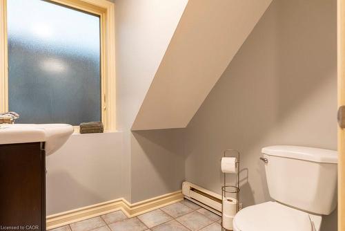 90 Blake Street, Hamilton, ON - Indoor Photo Showing Bathroom