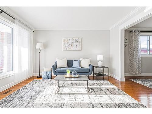 106 Highbury Drive, Stoney Creek, ON - Indoor Photo Showing Living Room