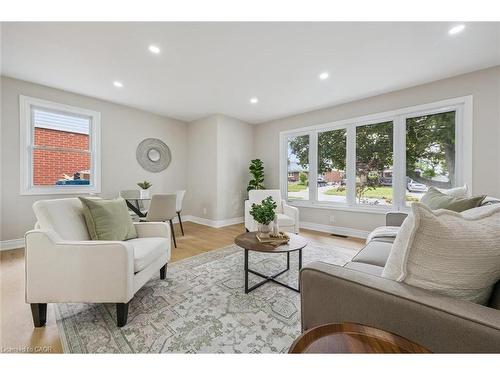 56 Dover Street, Waterloo, ON - Indoor Photo Showing Living Room