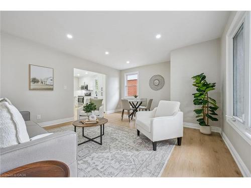56 Dover Street, Waterloo, ON - Indoor Photo Showing Living Room