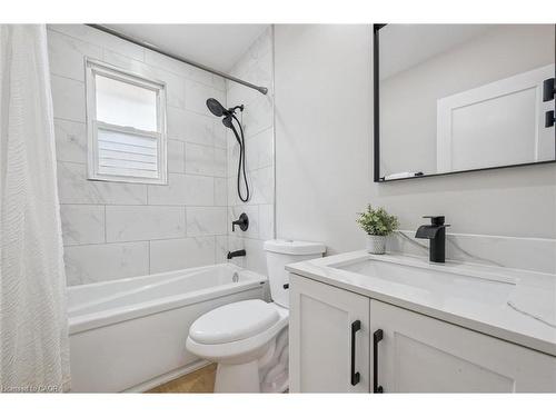 56 Dover Street, Waterloo, ON - Indoor Photo Showing Bathroom