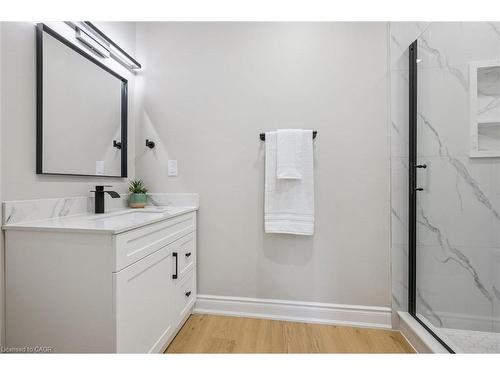 56 Dover Street, Waterloo, ON - Indoor Photo Showing Bathroom