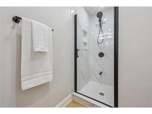 56 Dover Street, Waterloo, ON - Indoor Photo Showing Bathroom