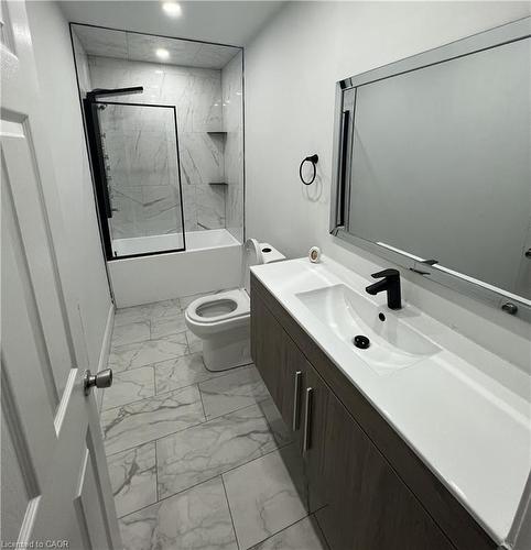 44 Madison Avenue, Hamilton, ON - Indoor Photo Showing Bathroom