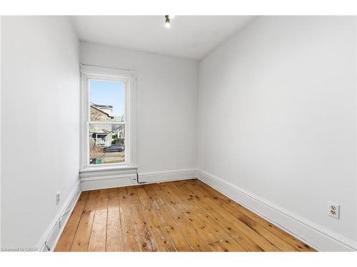 10 Walnut Street, Cambridge, ON - Indoor Photo Showing Other Room