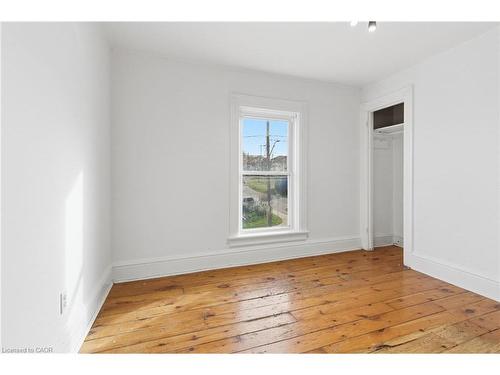 10 Walnut Street, Cambridge, ON - Indoor Photo Showing Other Room