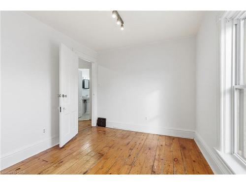 10 Walnut Street, Cambridge, ON - Indoor Photo Showing Other Room