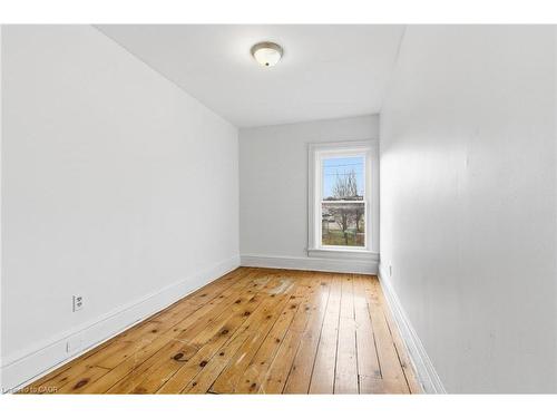 10 Walnut Street, Cambridge, ON - Indoor Photo Showing Other Room