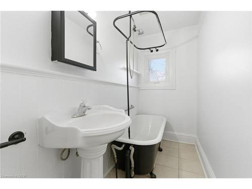 10 Walnut Street, Cambridge, ON - Indoor Photo Showing Bathroom