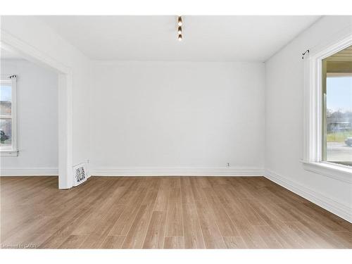 10 Walnut Street, Cambridge, ON - Indoor Photo Showing Other Room