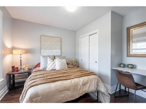 4475 First Avenue, Niagara Falls, ON - Indoor Photo Showing Bedroom