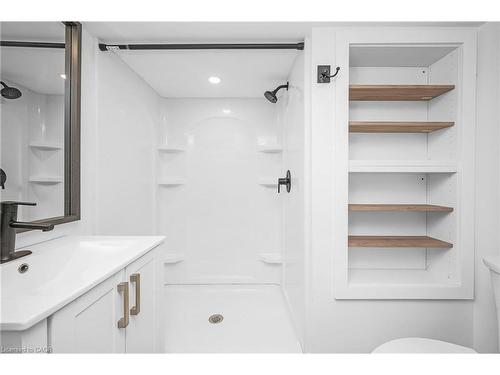 96 London Street N, Hamilton, ON - Indoor Photo Showing Bathroom