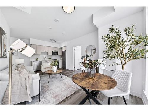 1212-5 Wellington Street S, Kitchener, ON - Indoor Photo Showing Living Room