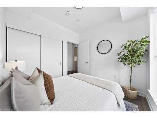 1212-5 Wellington Street S, Kitchener, ON - Indoor Photo Showing Bedroom