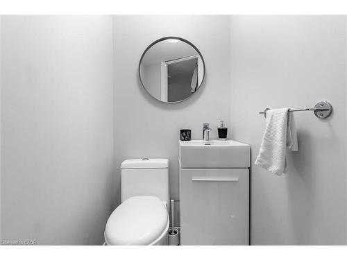 143 Walter Avenue S, Hamilton, ON - Indoor Photo Showing Bathroom