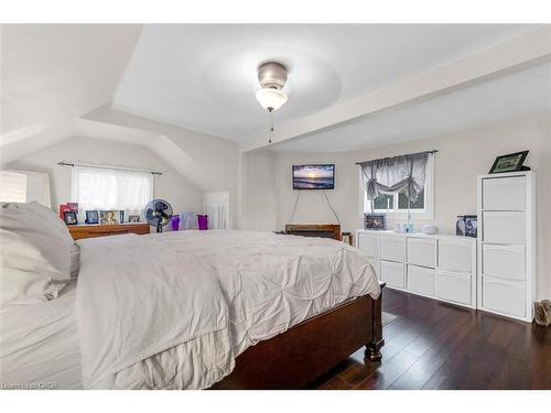 143 Walter Avenue S, Hamilton, ON - Indoor Photo Showing Bedroom