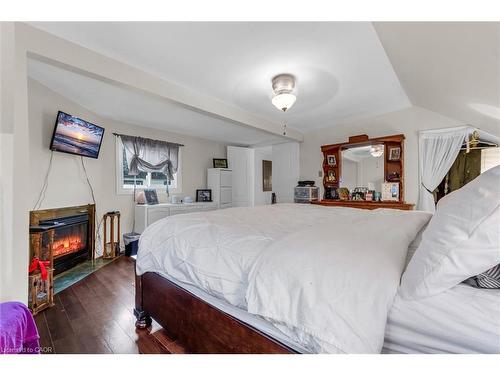 143 Walter Avenue S, Hamilton, ON - Indoor Photo Showing Bedroom