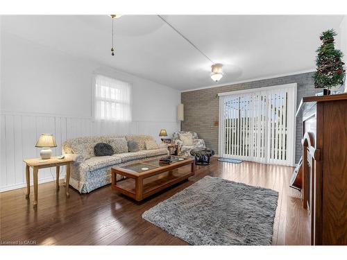 143 Walter Avenue S, Hamilton, ON - Indoor Photo Showing Living Room