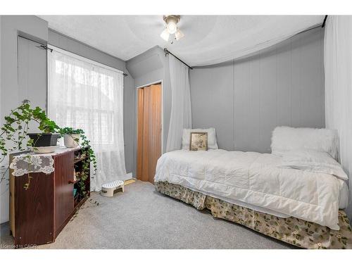 143 Walter Avenue S, Hamilton, ON - Indoor Photo Showing Bedroom