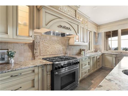 5545 Blezard Drive, Lincoln, ON - Indoor Photo Showing Kitchen With Upgraded Kitchen