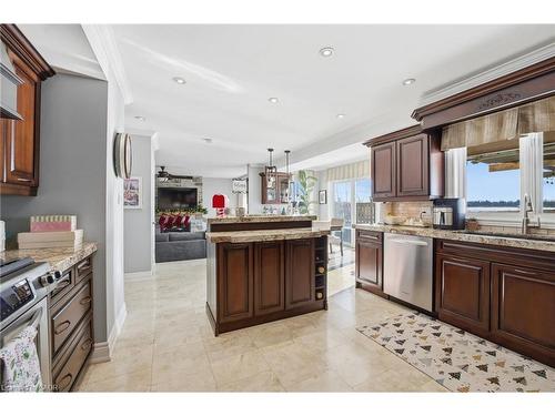 5940 Young Street, Grimsby, ON - Indoor Photo Showing Kitchen With Upgraded Kitchen