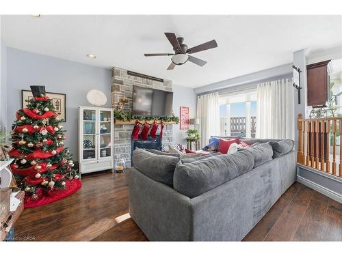 5940 Young Street, Grimsby, ON - Indoor Photo Showing Living Room