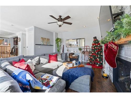5940 Young Street, Grimsby, ON - Indoor Photo Showing Living Room