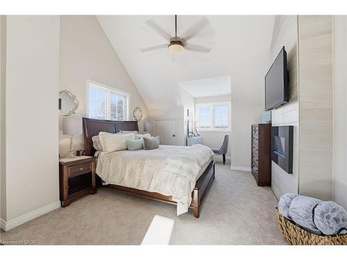 5940 Young Street, Grimsby, ON - Indoor Photo Showing Bedroom