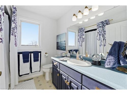 5940 Young Street, Grimsby, ON - Indoor Photo Showing Bathroom