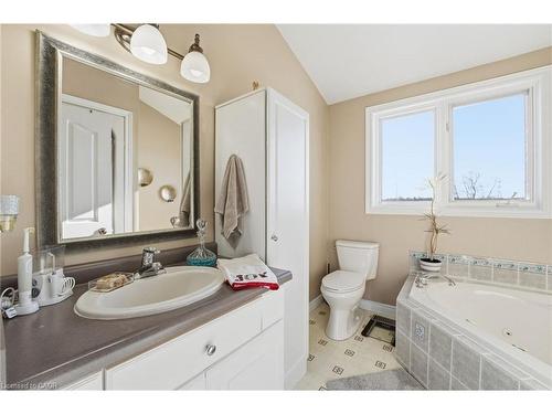 5940 Young Street, Grimsby, ON - Indoor Photo Showing Bathroom