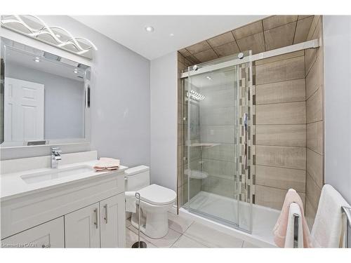 5940 Young Street, Grimsby, ON - Indoor Photo Showing Bathroom