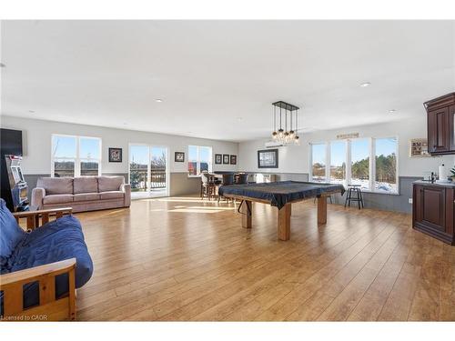 5940 Young Street, Grimsby, ON - Indoor Photo Showing Living Room