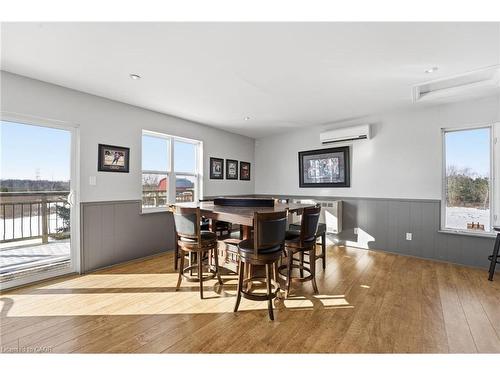 5940 Young Street, Grimsby, ON - Indoor Photo Showing Dining Room