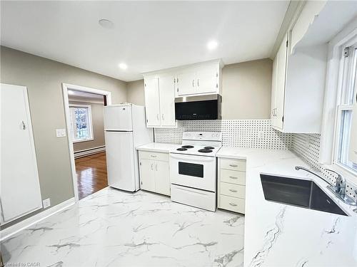 4-169 Chapel Street, Kitchener, ON - Indoor Photo Showing Kitchen With Double Sink