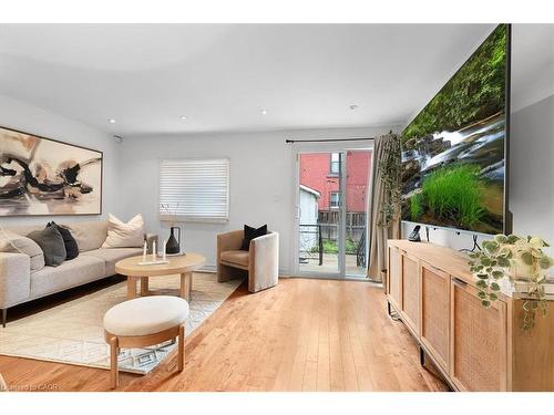 336 Emerald Street N, Hamilton, ON - Indoor Photo Showing Living Room