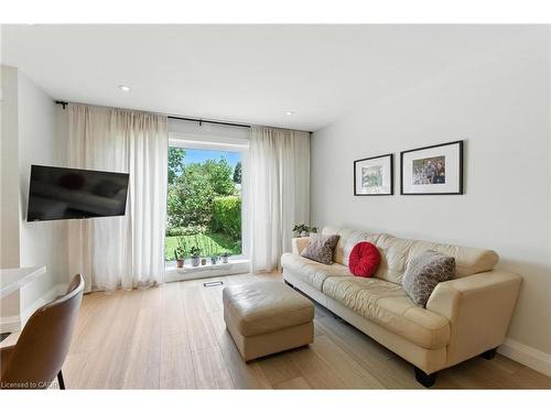 374 Magnolia Drive, Hamilton, ON - Indoor Photo Showing Living Room