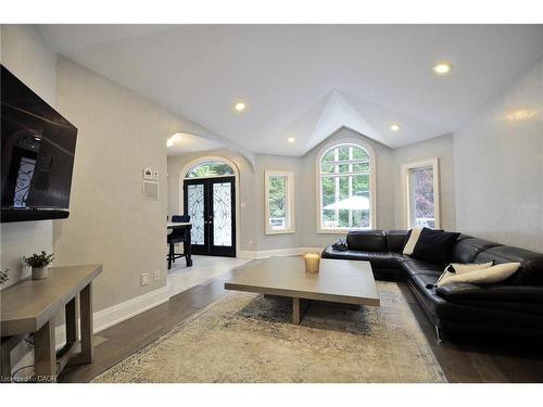 27 Woodmans Court, Kitchener, ON - Indoor Photo Showing Living Room